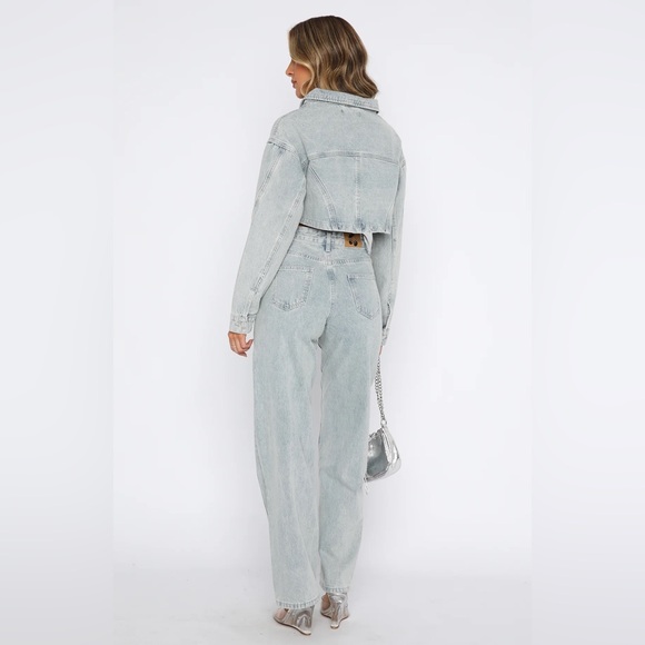 White Fox Boutique Did You Miss Me Mid Rise Straight Leg Jeans Light Blue wash - Picture 3 of 9